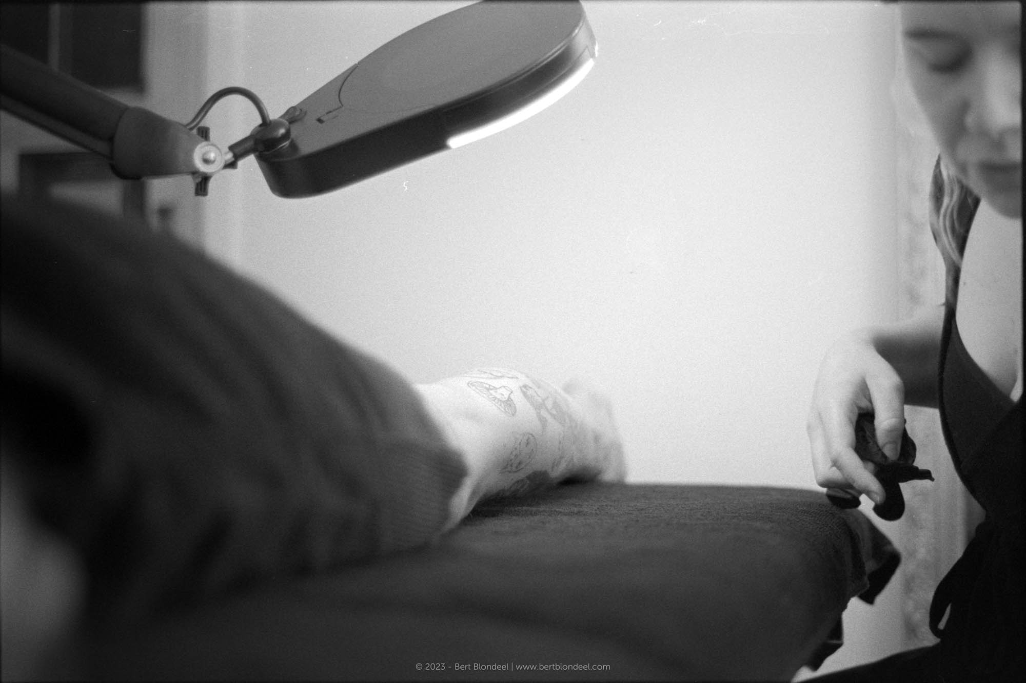 Reportage: Tattoo artist Ziggie (@ziggiestattoo) working on Laura's new tattoo / © Bert Blondeel
