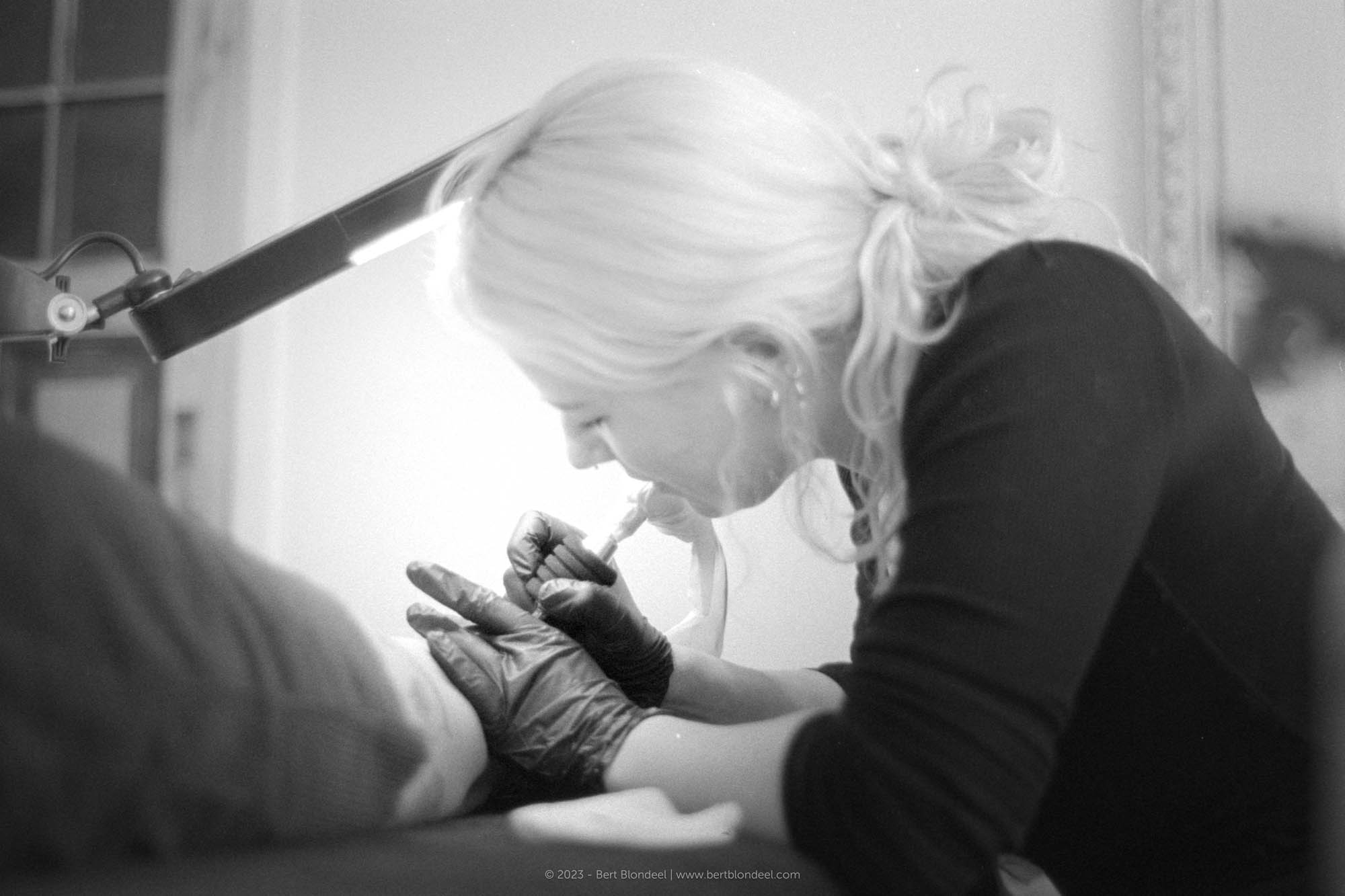 Reportage: Tattoo artist Ziggie (@ziggiestattoo) working on Laura's new tattoo / © Bert Blondeel