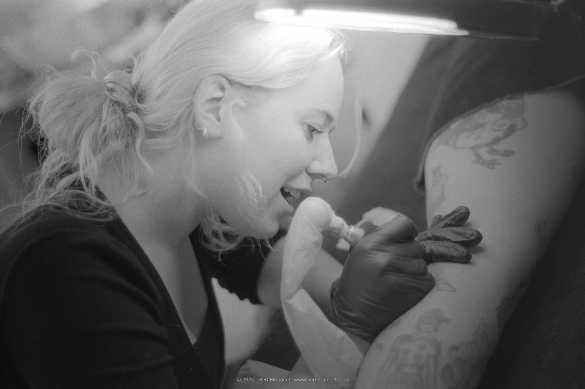 Reportage: Tattoo artist Ziggie (@ziggiestattoo) working on Laura's new tattoo / © Bert Blondeel