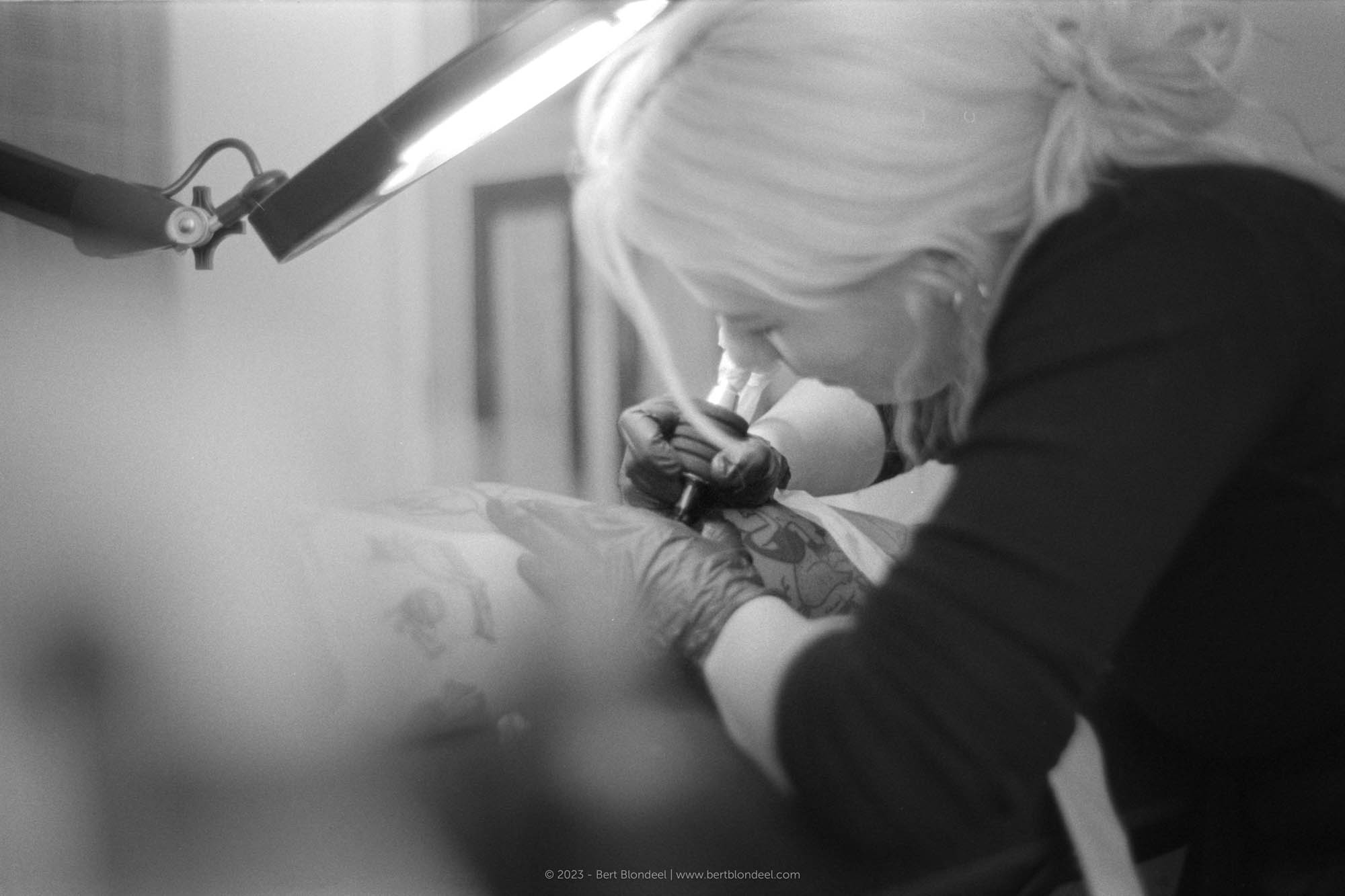 Reportage: Tattoo artist Ziggie (@ziggiestattoo) working on Laura's new tattoo / © Bert Blondeel