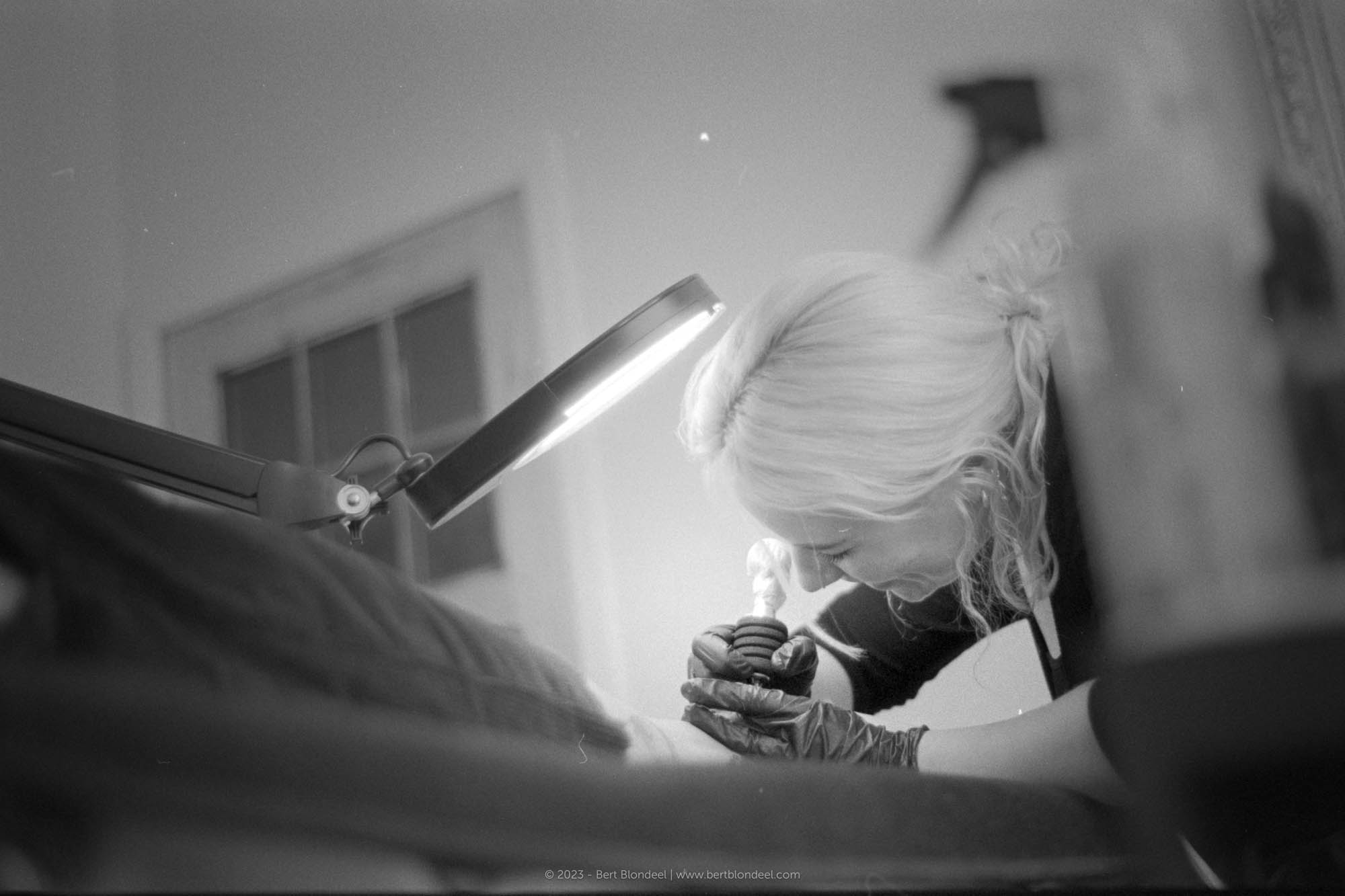 Reportage: Tattoo artist Ziggie (@ziggiestattoo) working on Laura's new tattoo / © Bert Blondeel