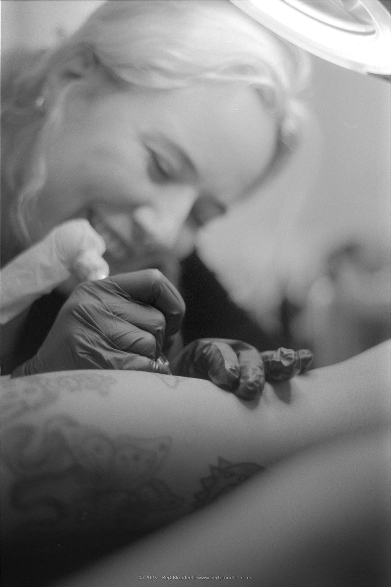 Reportage: Tattoo artist Ziggie (@ziggiestattoo) working on Laura's new tattoo / © Bert Blondeel