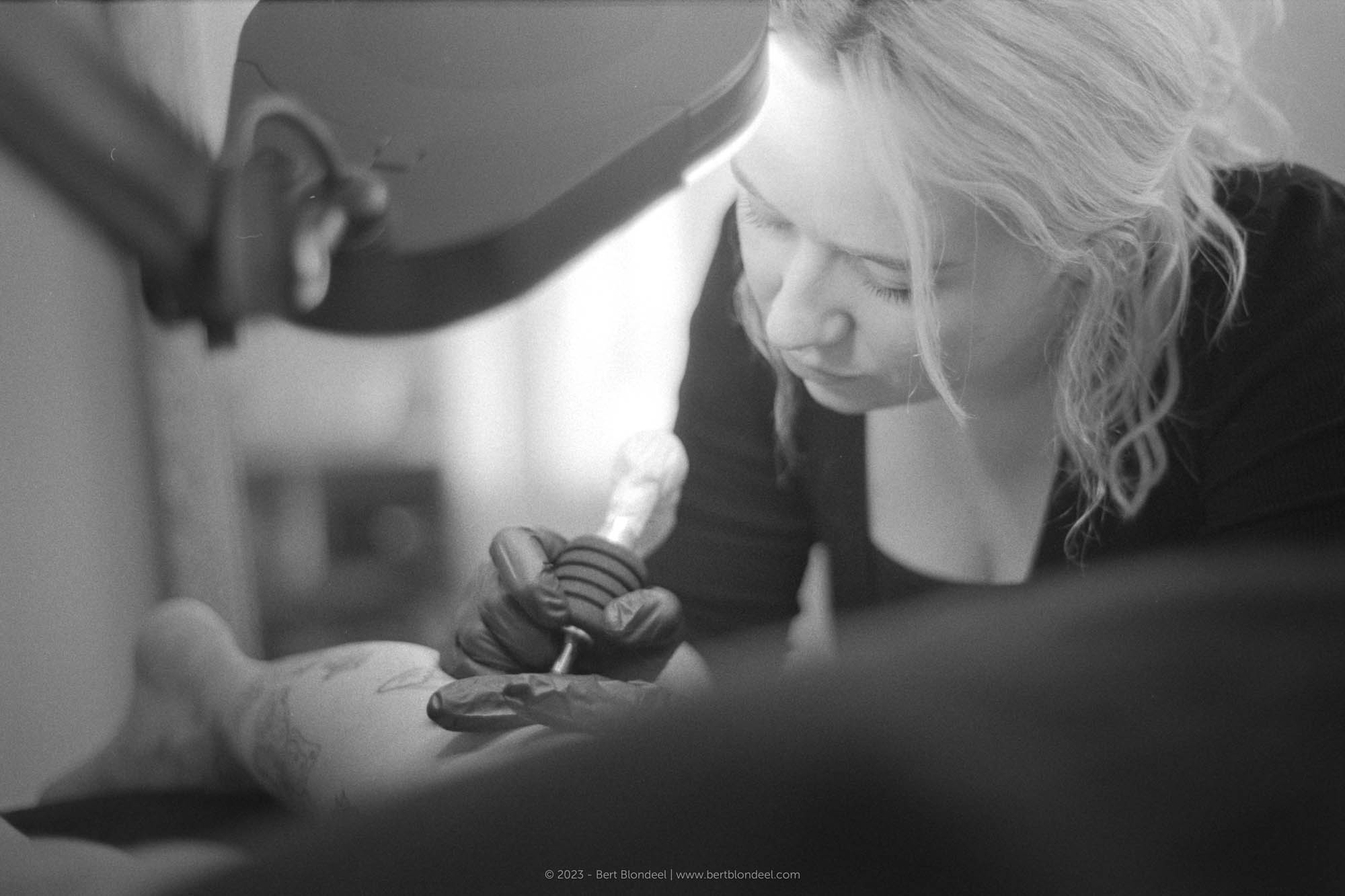 Reportage: Tattoo artist Ziggie (@ziggiestattoo) working on Laura's new tattoo / © Bert Blondeel