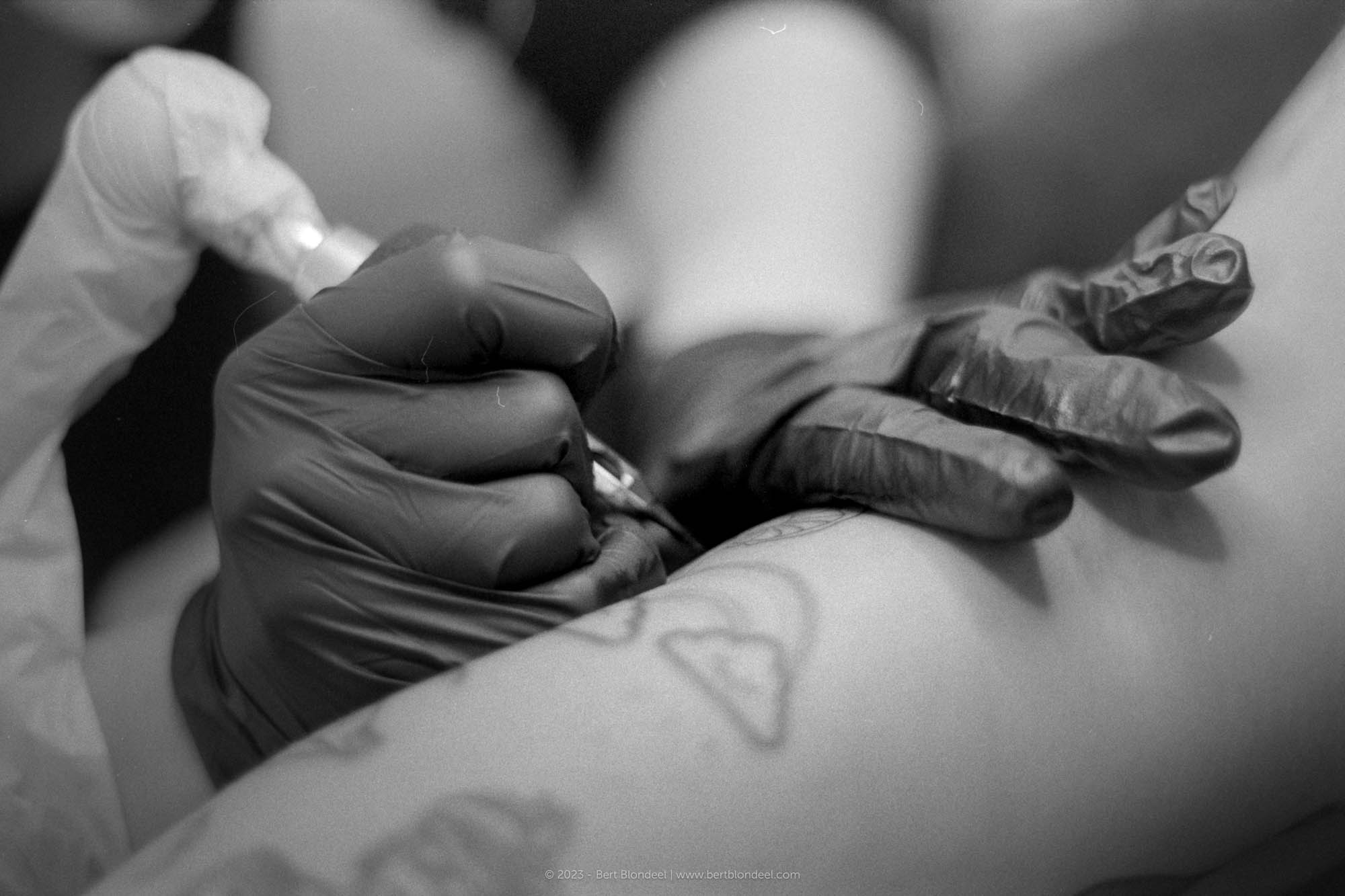 Reportage: Tattoo artist Ziggie (@ziggiestattoo) working on Laura's new tattoo / © Bert Blondeel