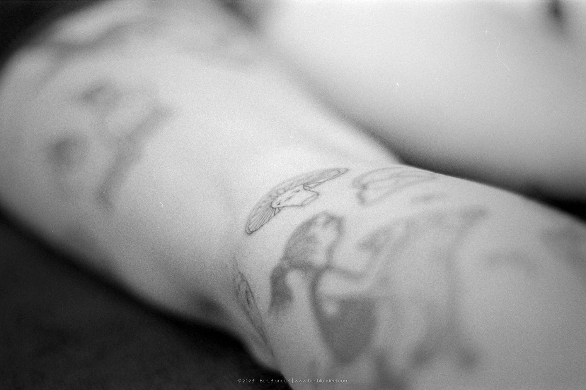 Reportage: Tattoo artist Ziggie (@ziggiestattoo) working on Laura's new tattoo / © Bert Blondeel
