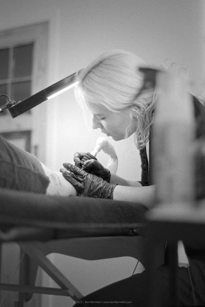 Reportage: Tattoo artist Ziggie (@ziggiestattoo) working on Laura's new tattoo / © Bert Blondeel