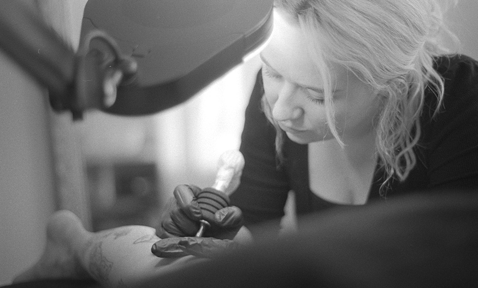 REPORTAGE: Laura's new tattoo: Tattoo artist Ziggie working on Laura's new tattoo